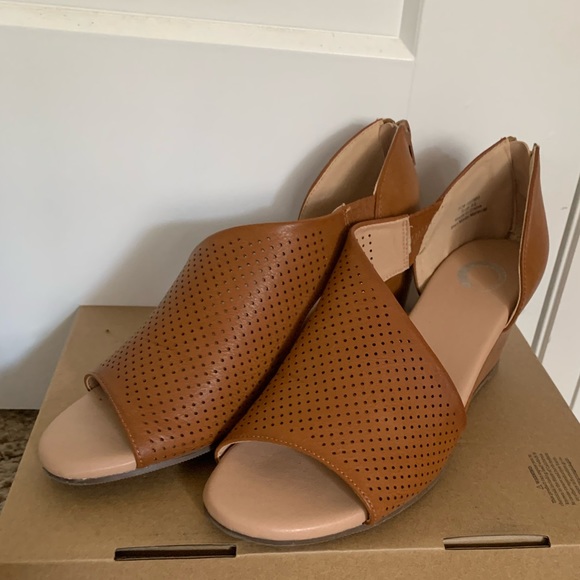 Journee Aretha Wedge Sandal - Womens Size 6.5 - Picture 6 of 9